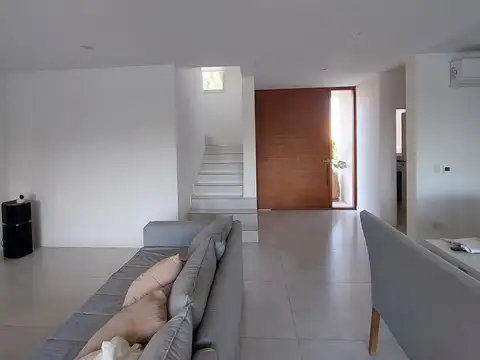 Casa en Venta en Pilar Del Este, USD 350.000