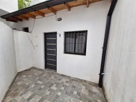 Depto Tipo Casa en Alquiler en Caseros, $ 590.000