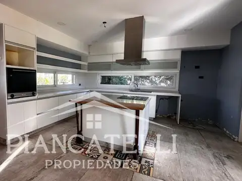 Casa en Alquiler con 2 cocheras