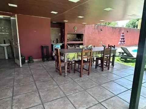 Casa 4 ambientes con 2 baños