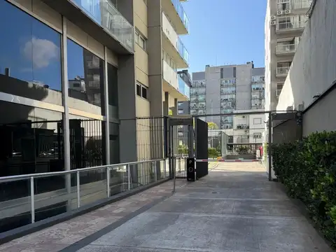 Cochera doble en edificio Awwa. Olivos