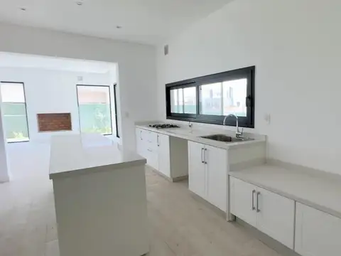 Casa 4 ambientes con 3 baños