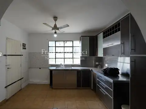 Casa en Venta con 3 cocheras