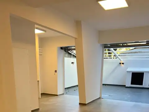 Hermoso local comercial sobre Cabildo a estrenar  con patio