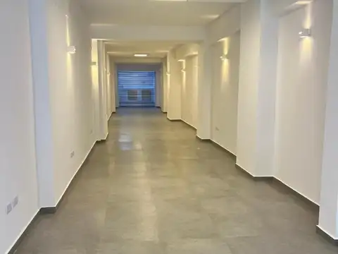 Hermoso local comercial sobre Cabildo a estrenar  con patio