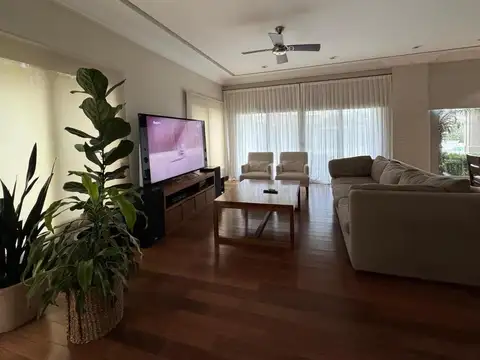 Casa 4 ambientes con 5 baños