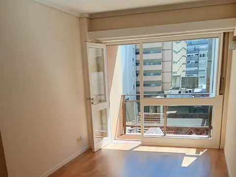 Venta Departamento 2 ambientes con Dependencia. Balcón al frente. Centro