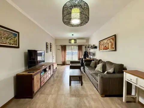 Casa 4 ambientes con parque y pileta