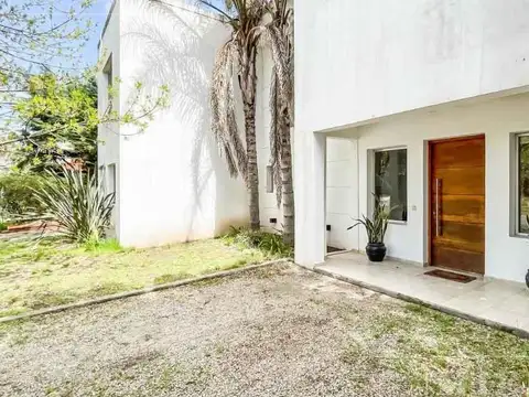 Casa en venta 4 ambientes con piscina en Barrio Villanueva Tigre