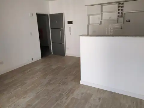 Amplio y Lum. departamento de 2 ambientes sobre Av. Nazca