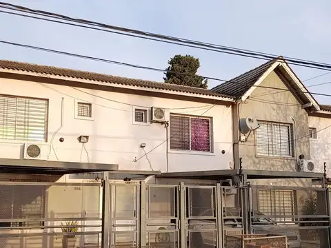 EXCELENTE DUPLEX DE 4 AMB CON JARDIN, GALERIA Y COCHERA. ITUZAINGO NORTE
