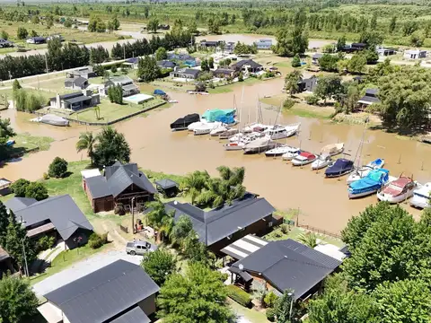 Casa en barrio privado Yacht Club Guazú. De 5 Ambientes. 800 m2 totales. Frente al Río Paraná Guazú.