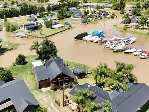 Casa en barrio privado Yacht Club Guazú. De 5 Ambientes. 800 m2 totales. Frente al Río Paraná Guazú.
