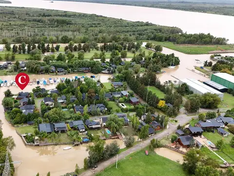 Casa en barrio privado Yacht Club Guazú. De 5 Ambientes. 800 m2 totales. Frente al Río Paraná Guazú.