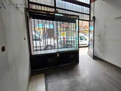 Peron 4200 FRENTE HOSPITAL ITALIANO Local Almagro