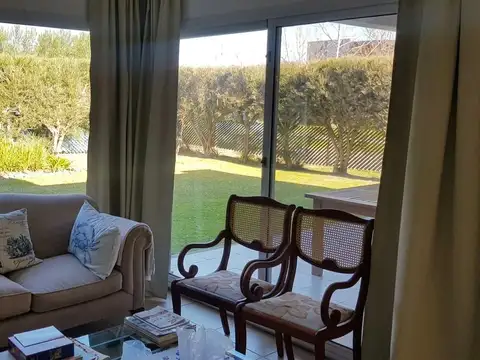 Casa en Venta con 3 cocheras