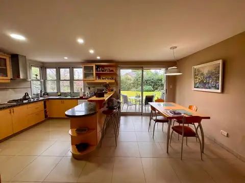Casa 5 ambientes con 3 baños