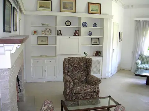 Residencia sobre excelente lote, ubicada en barrio Los Troncos. VENDIDO