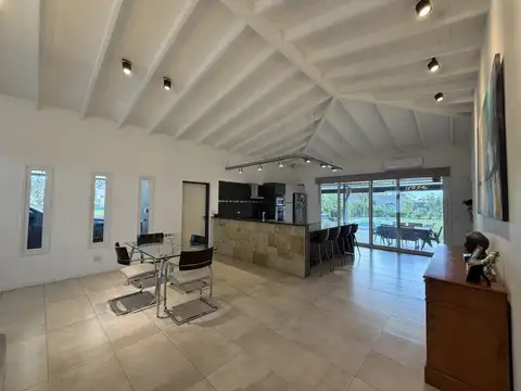 Casa 5 ambientes con 2 baños