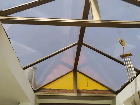 Casa 6 ambientes con 2 baños
