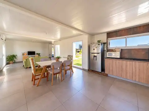 Casa 3 ambientes con 2 baños
