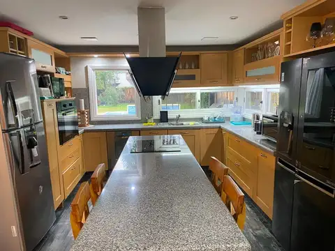 Casa 6 ambientes con 5 baños