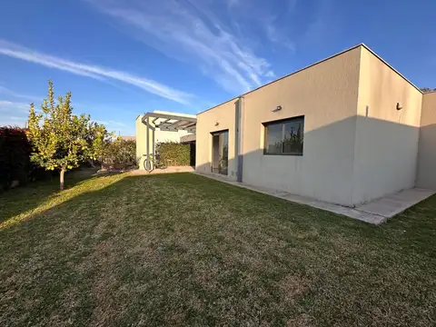 Casa en Alquiler con 2 cocheras