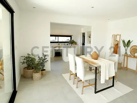 Casa 4 ambientes con 2 baños