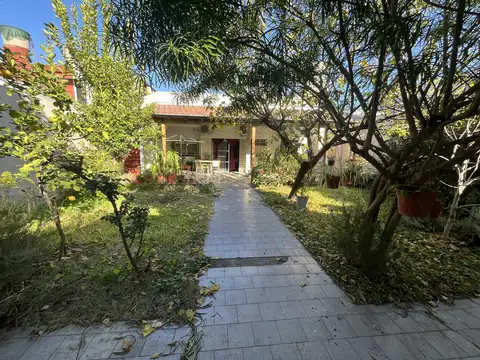 Espectacular Casa 4 Ambientes en planta baja,  sobre lote de 11 x 27 Mt. Gran fondo Parquizado