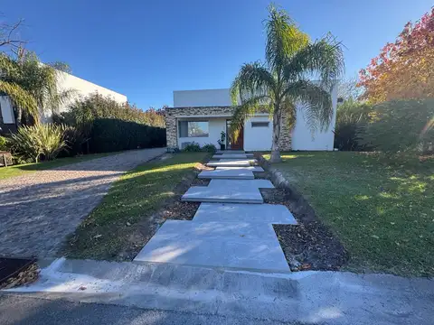 CASA VENTA FINCAS DE HUDSON CON PILETA 4 AMBIENTES
