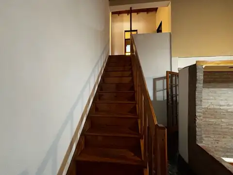 Casa con tres dormitorios, quincho, jardin y cochera en venta
