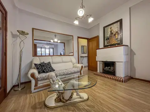 Casa de 3 dormitorios con terraza y quincho a metros de Bv. Oroño