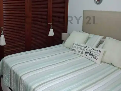 Casa 4 dormitorios con patio y garaje.