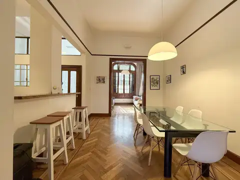 VENTA PH de categoría en Colegiales – 3 ambientes, patio, cochera y sótano. Refaccionado