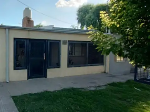 SE VENDE CASA CON 3 DORMITORIOS Y COCHERA