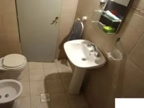 SE VENDE CASA CON 3 DORMITORIOS Y COCHERA