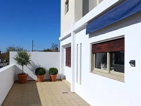 Casa 6 ambientes con 2 baños