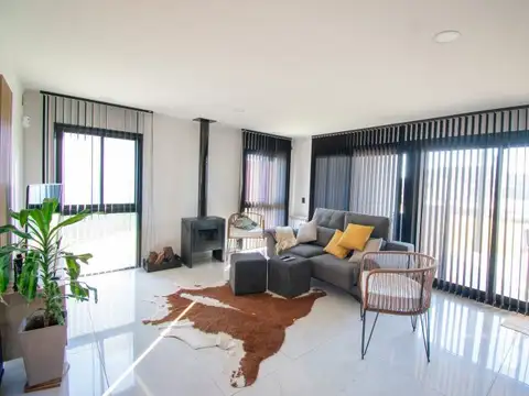 Casa 6 ambientes con 2 baños
