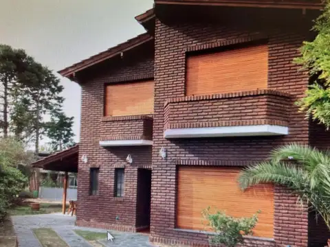 Casa en venta - 3 Dormitorios 3 Baños - Esteban Echeverría