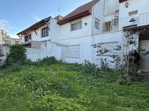 Casa en alquiler 4 ambientes con parque y cochera