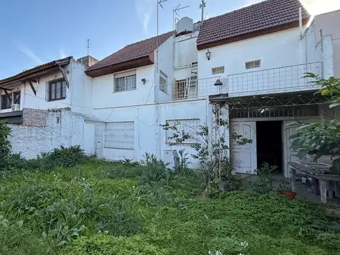Casa en alquiler 4 ambientes con parque y cochera