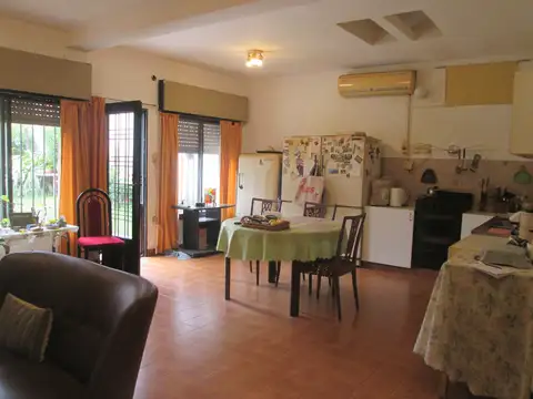 Casa 4 AMB JARDIN E/AUTOS FONDO LIBRE ( 8.66 X 44)