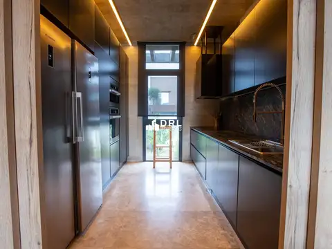 Casa en Alquiler con 2 cocheras