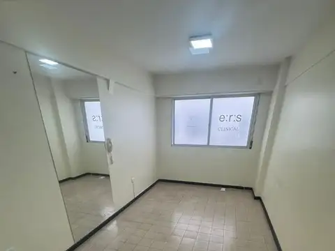 Oficina en edificio luminosa