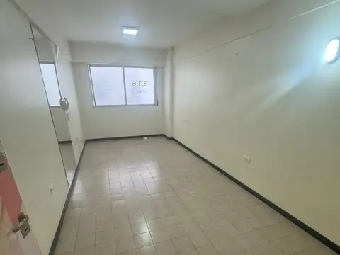 Oficina en edificio luminosa