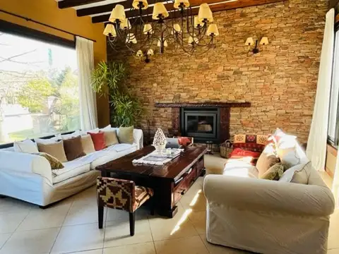 Casa en Venta con 2 cocheras