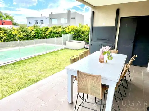 Casa en Alquiler con 4 cocheras