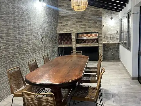 CASA EN VENTA 5 AMBIENTES, UBICADA EN VILLA LUZURIAGA