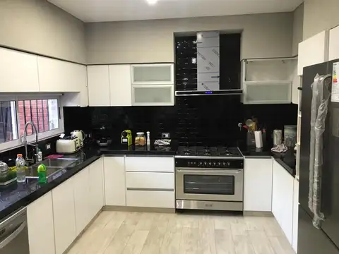 Casa 5 ambientes con 4 baños