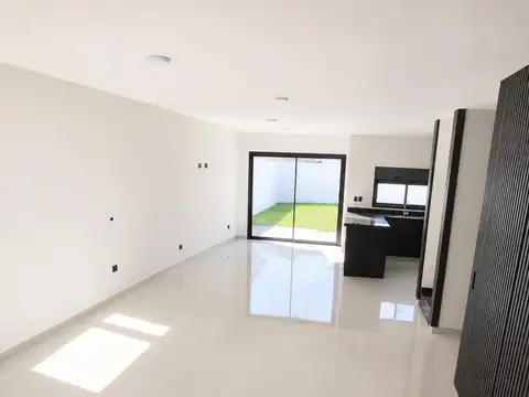 Casa venta 3 dormitorios 3 baños con excelente ubicacion La Calandria